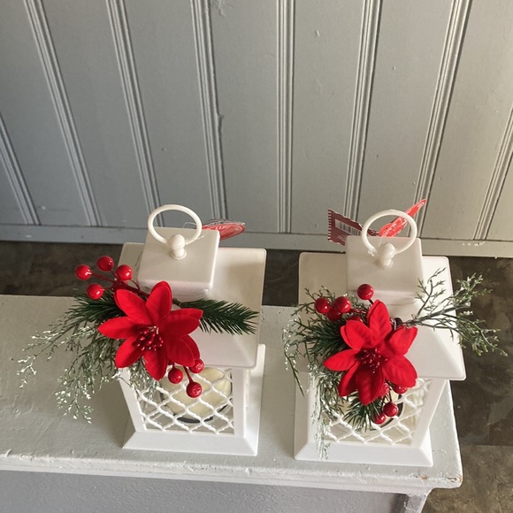 NWT Set of 2- Beautiful White- Red Floral Holiday LED Light Up Candle Lanterns - Picture 12 of 17